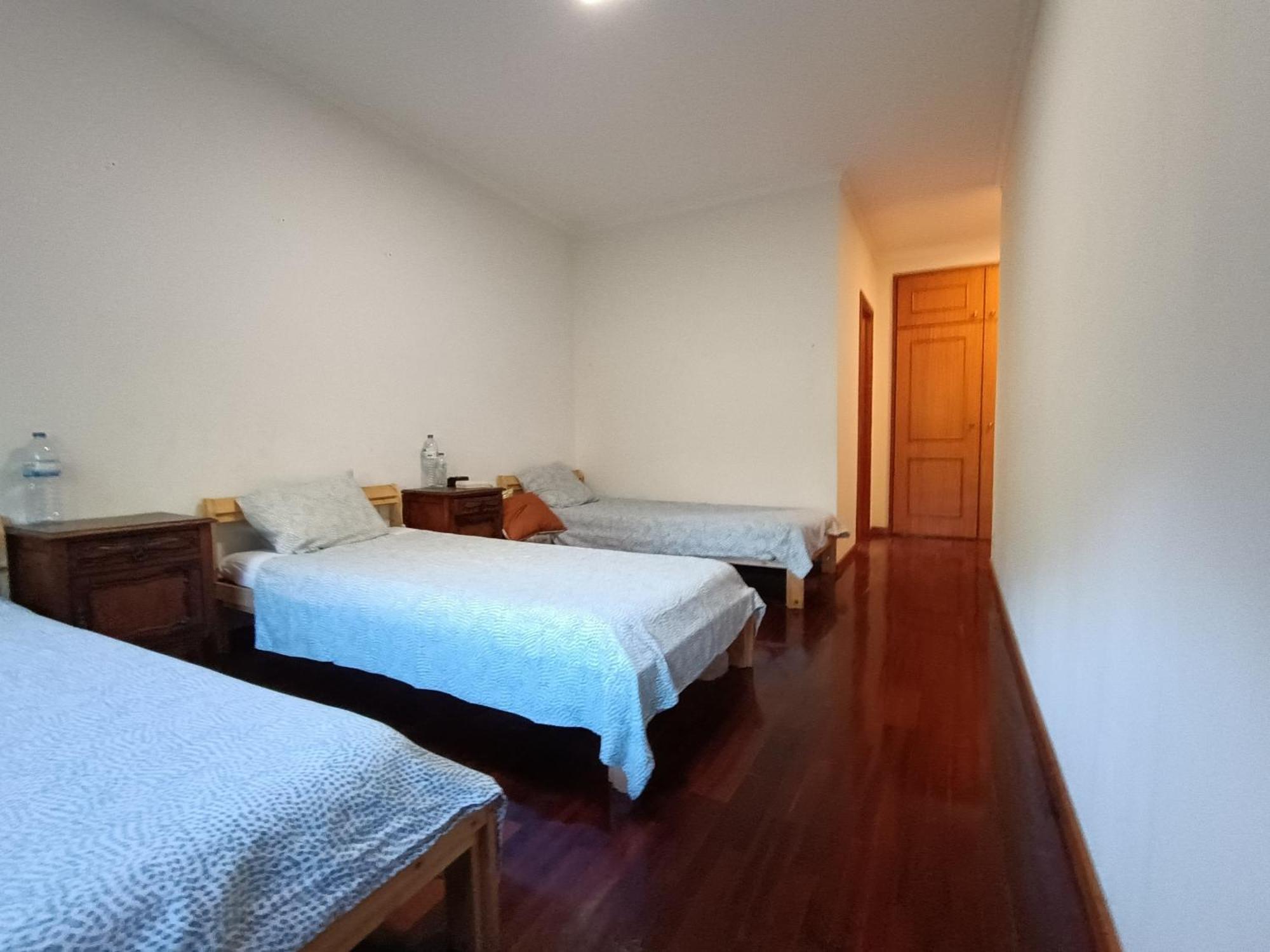 Camaratas De Camas Partilhadas 巴塞卢什 外观 照片