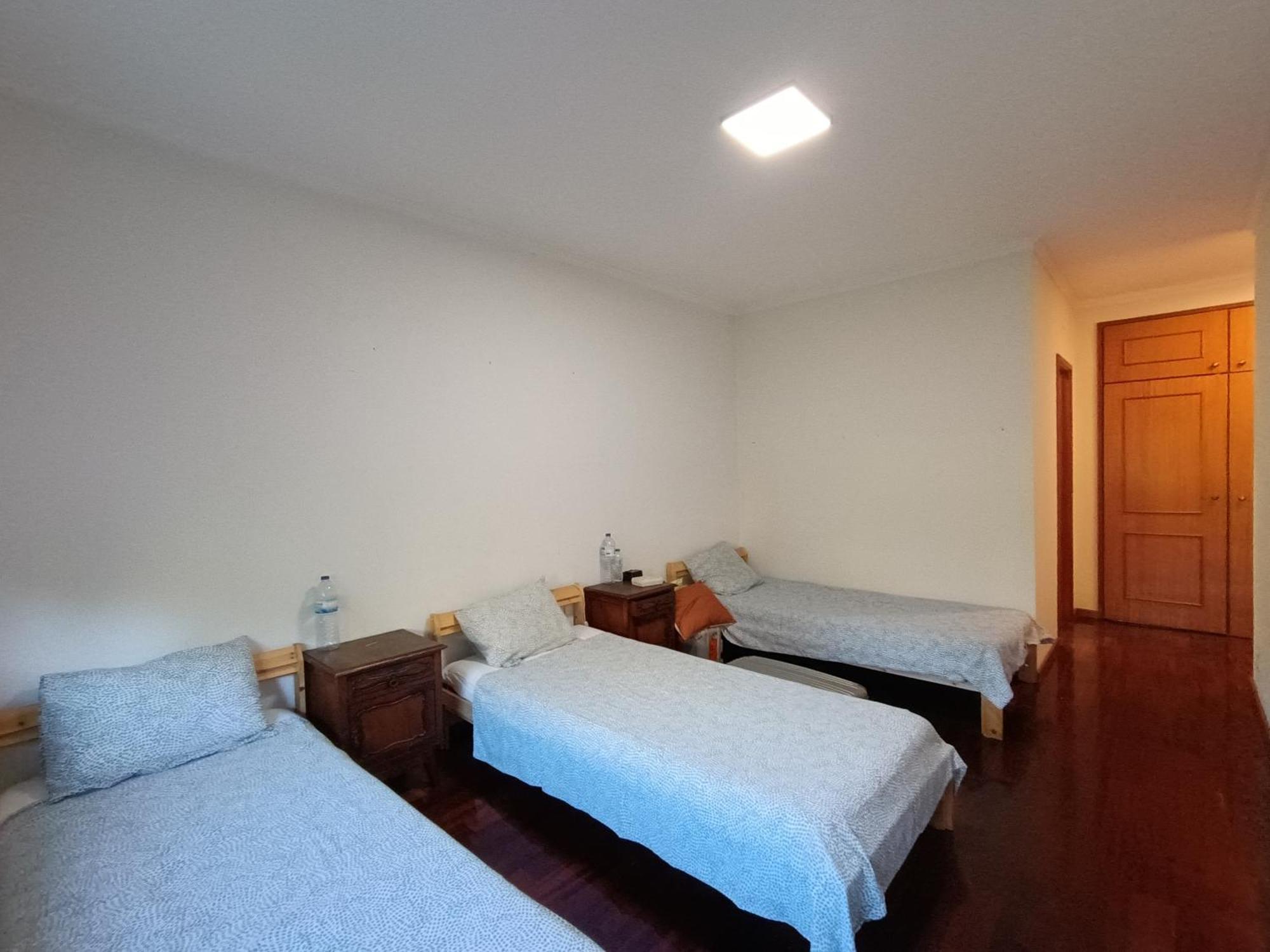 Camaratas De Camas Partilhadas 巴塞卢什 外观 照片